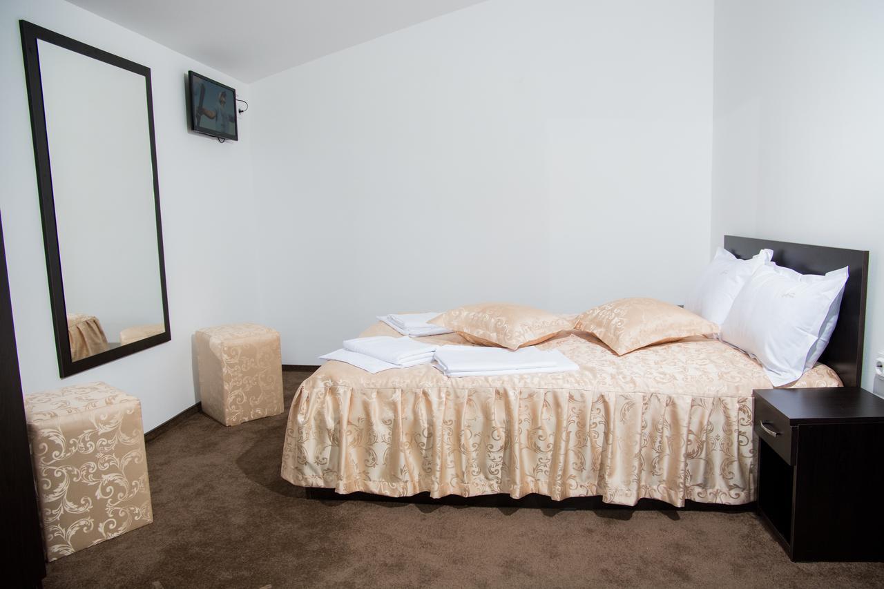 Hostel Karisma Бакэу Экстерьер фото