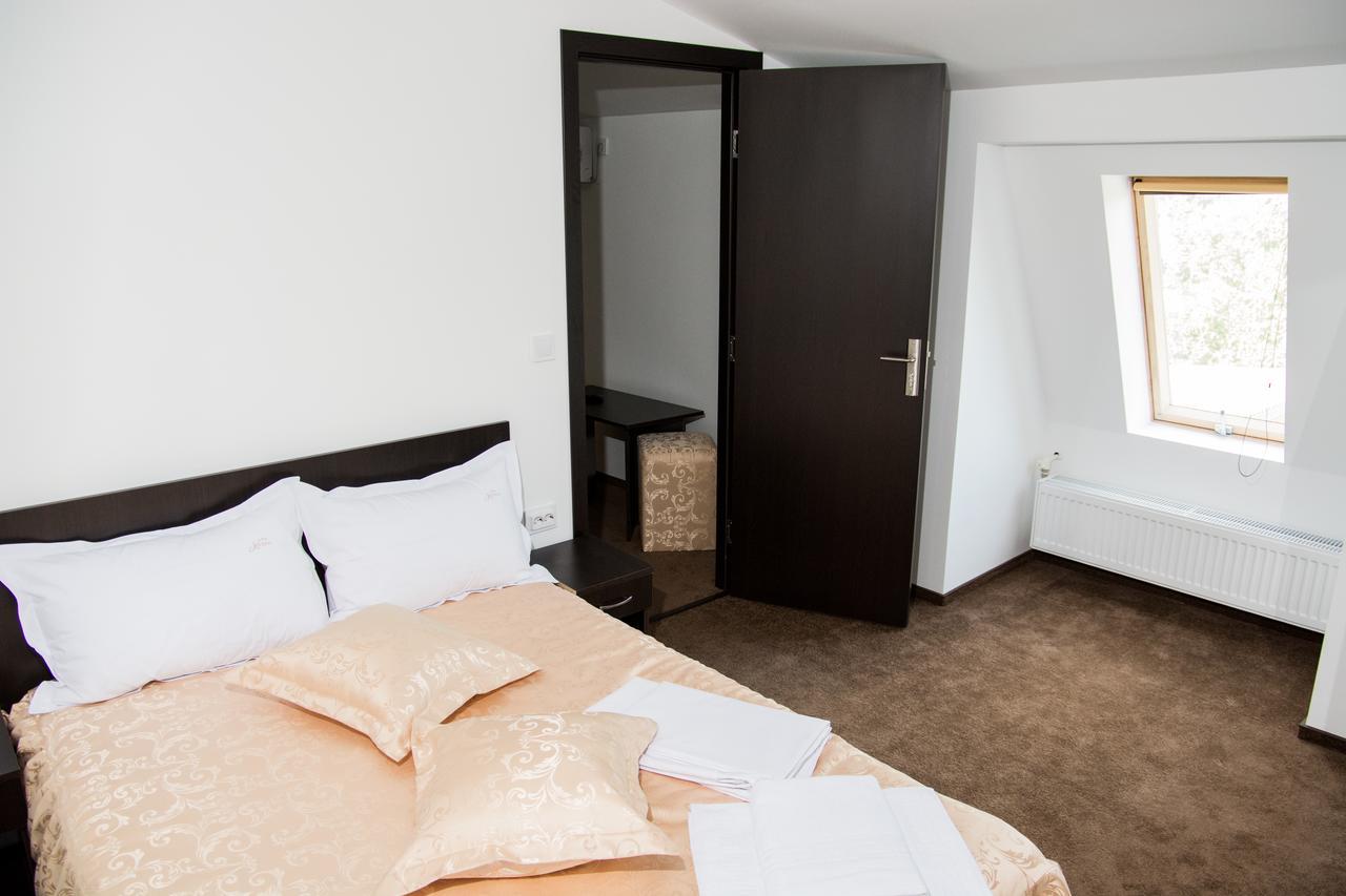 Hostel Karisma Бакэу Экстерьер фото