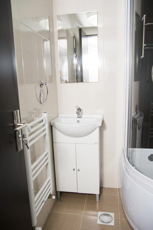 Hostel Karisma Бакэу Экстерьер фото