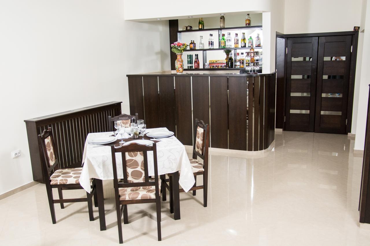 Hostel Karisma Бакэу Экстерьер фото